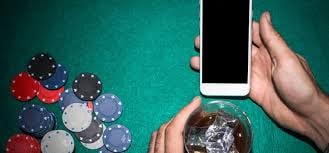 Pengguna Indonesia melakukan penarikan dana gb77 dari smartphone dengan antarmuka Bahasa Indonesia yang mudah dipahami